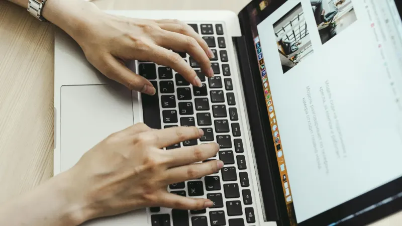 Persona realizando el pago de la PILA en el portal MiPILA desde su computador en Colombia